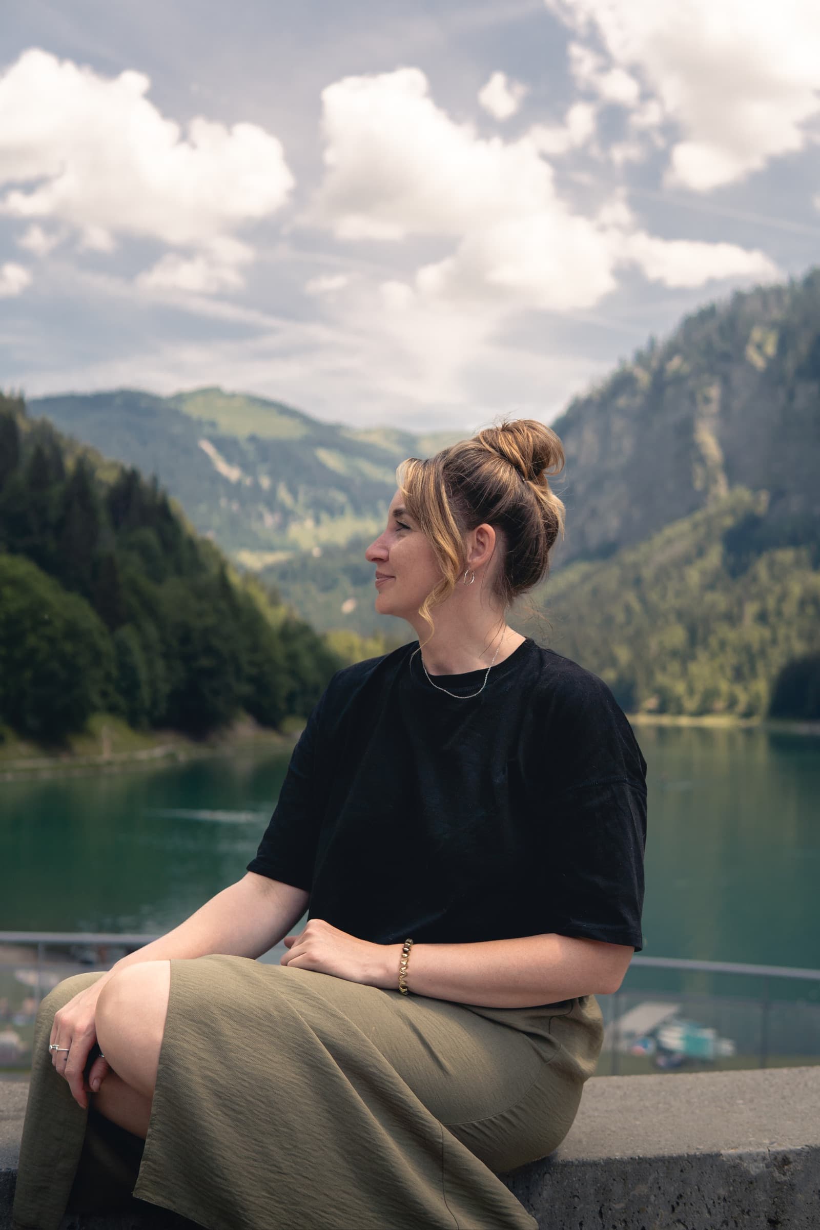 Abi Edon, fondatrice de High Alpine Digital, assise au bord d'un lac alpin près de Morzine